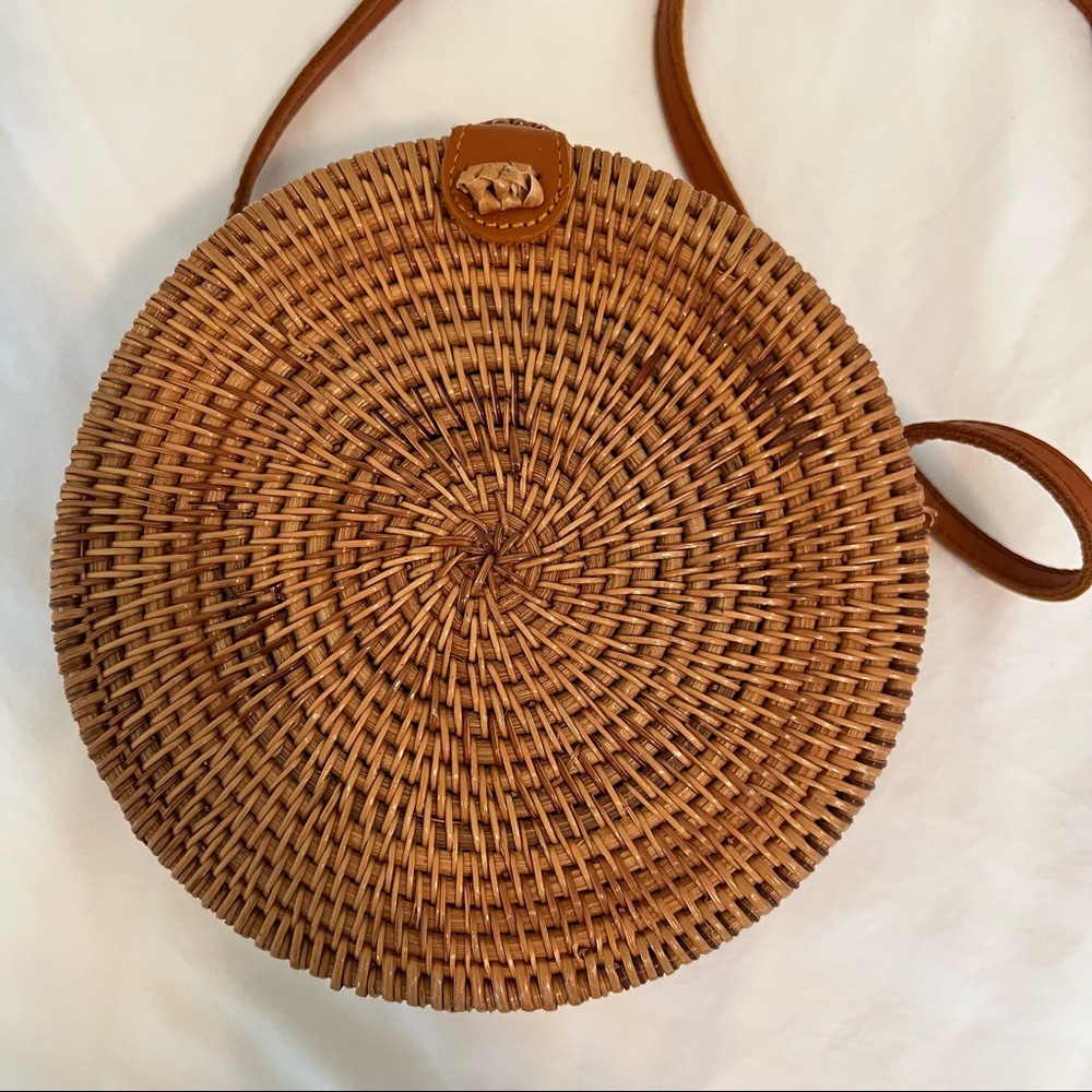 Round wicker purse